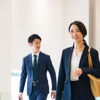 Group,Of,Various,Generation,Asian,Businesspeople,Walking,In,Lobby.,Company